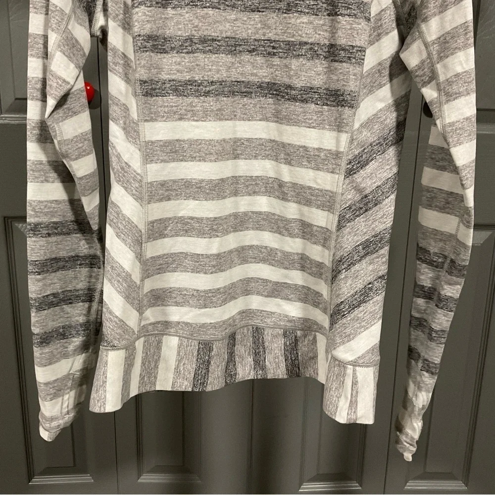 LULULEMON RACE YOUR PACE LONG SLEEVE MARSHMALLOW STRIPE SLATE YOGA DANCE EUC 6 - Picture 3 of 11